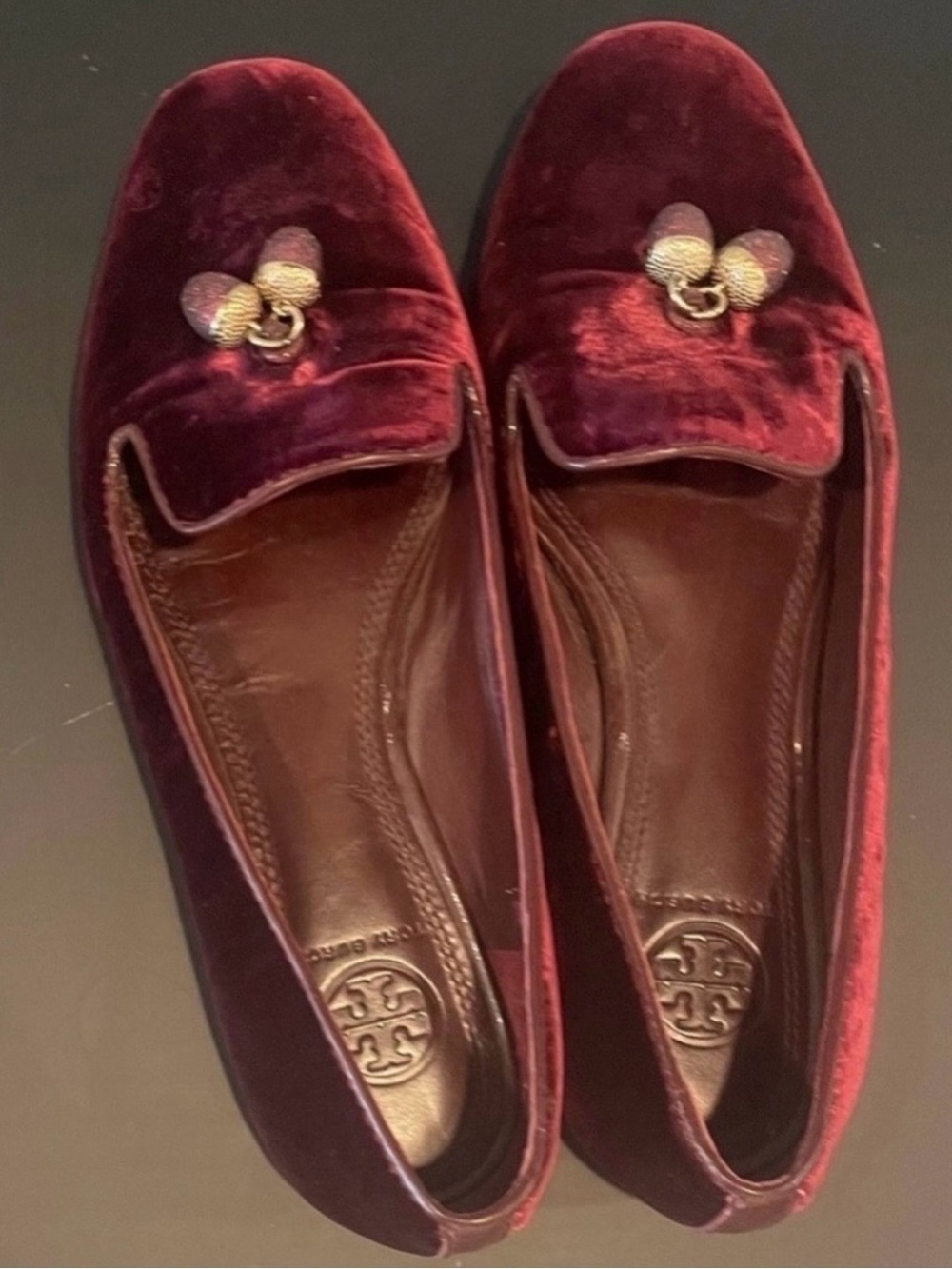 Tory Burch Burgundy Velvet
Acorn Charm
"Smoking Slippers" Loafers
Size 7M